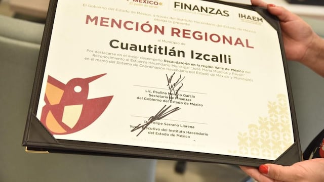 Karla Fiesco recibe reconocimiento por recaudación de impuestos