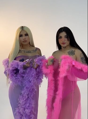 Mona y Karely Ruiz.