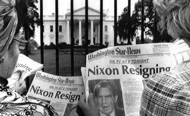 Nixon renuncia tras escándalo.