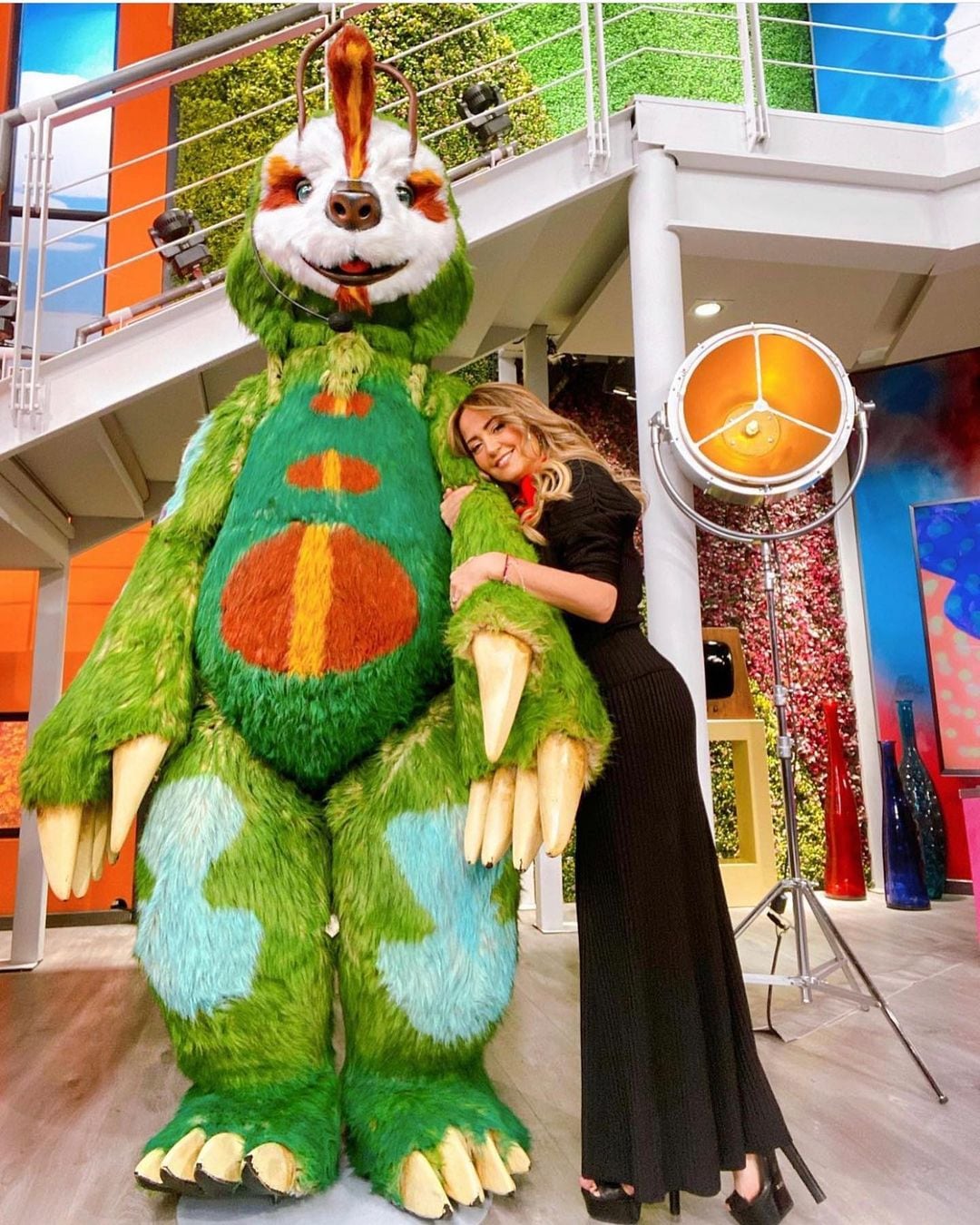 Andrea Legarreta y Erik Rubín como Perezoso