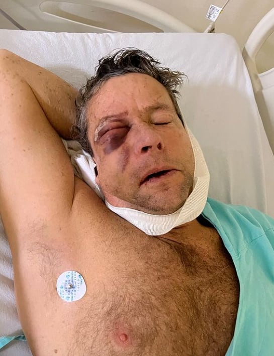 Alfredo Adame saliendo de operación