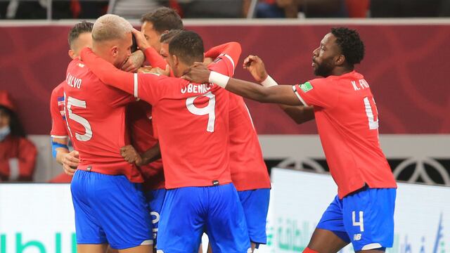 Los jugadores de Costa Rica celebran tras anotar el primer gol ante Nueva Zelanda  (AP Foto/Hussein Sayed)