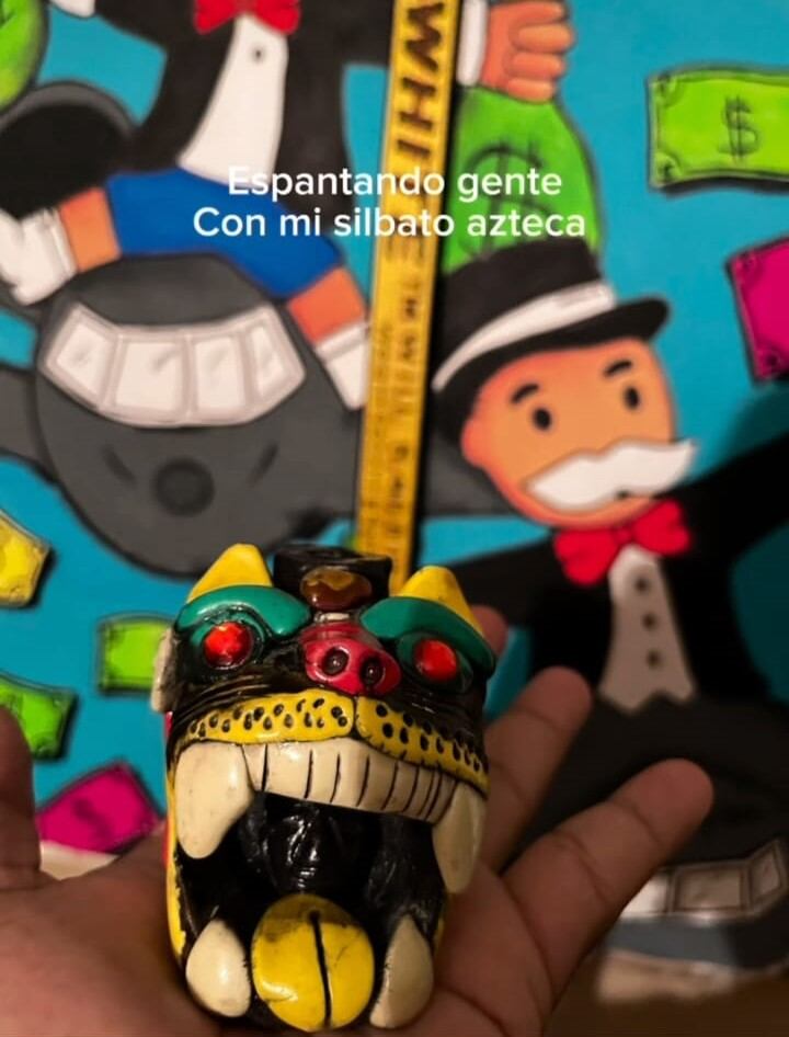 Asusta a sus vecinos con silbato azteca