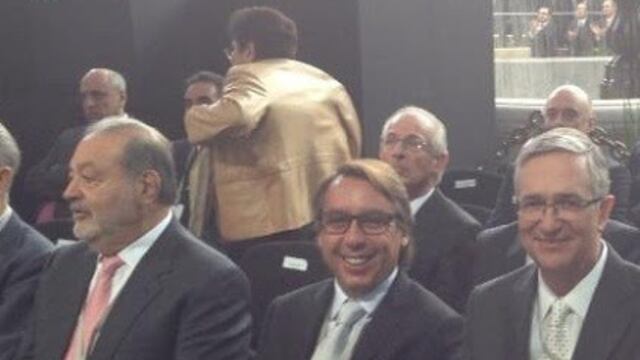 Slim no ofrece producción, los otros sí. Slim no ofrece publicidad gratuita para la selección, los otros sí. Slim no ofrece premios por desempeño de la selección, los otros, 26 millones de dólares. Azcárraga-Salinas ofrecieron utilidades adicionales de la venta en medios digitales, Slim no. Azteca y Televisa dan a Femexfut opción preferente para que sus patrocinadores se anuncien, Slim no