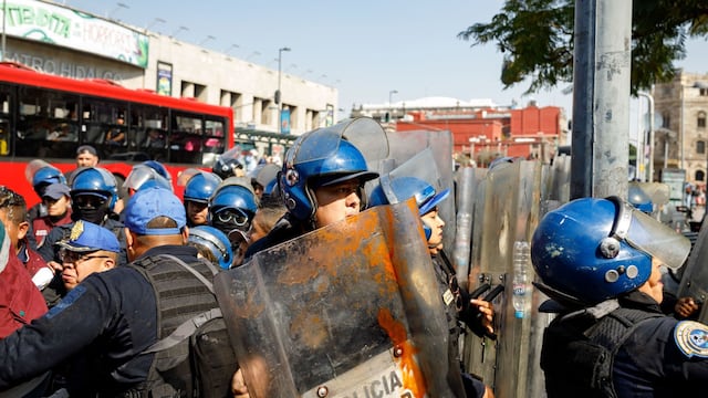 Alameda Central CDMX: Comerciantes se enfrentaron con policías y hasta les aventaron la salsa