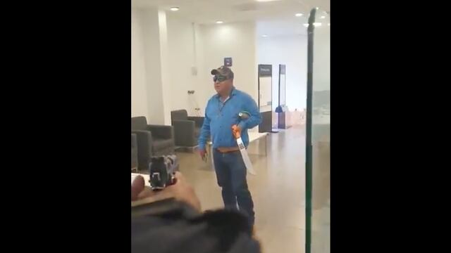 El hombre tomó rehenes y amenazó con hacer estallar supuesta dinamita.