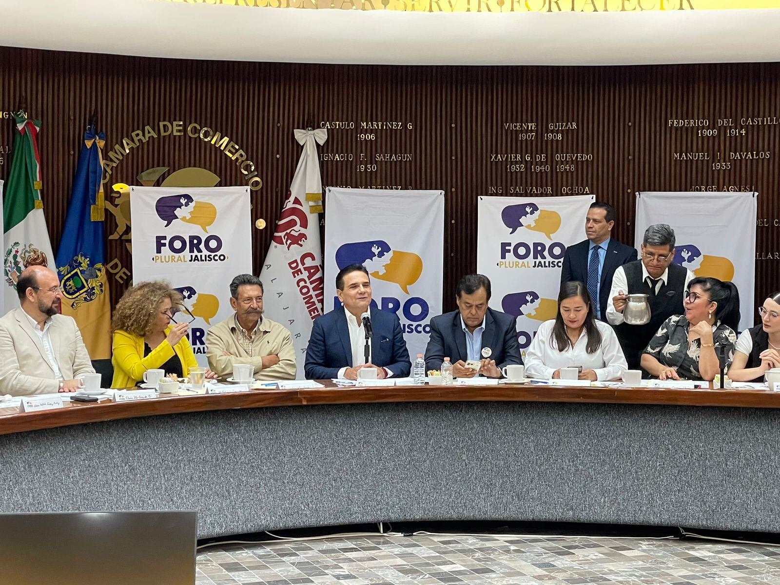 Silvano Aureoles Conejo participando en el Foro Plural Jalisco