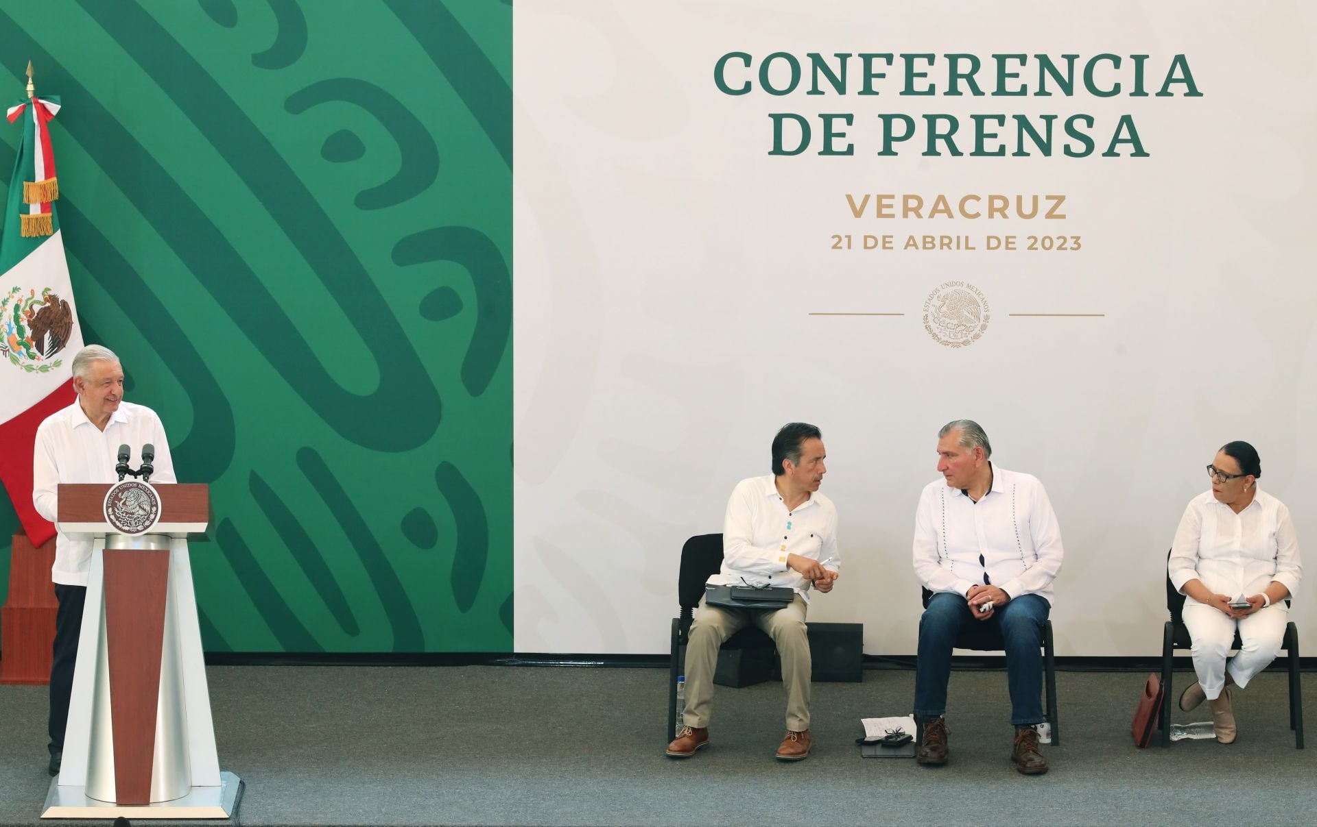Andrés Manuel López Obrador, Cuitláhuac García, Adán Augusto López, y Rosa Icela Rodríguez, durante la mañanera en el Museo Naval México, ubicado en Veracruz.