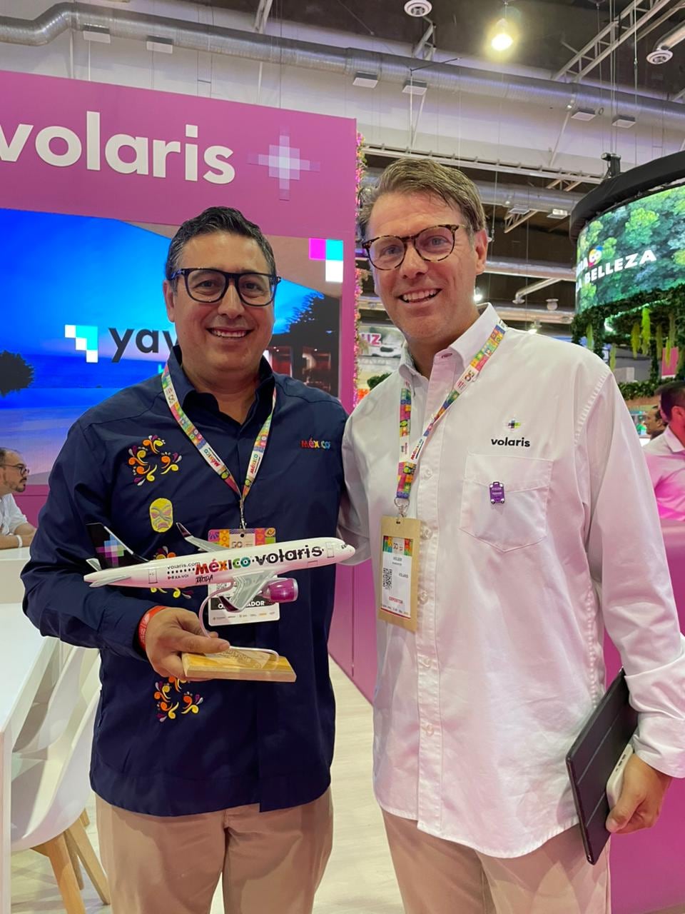 Presentación del avión "El Embajador".