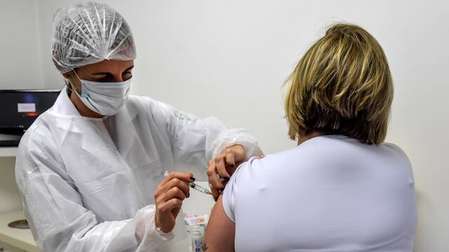 Voluntaria de aplicación de vacuna