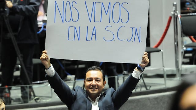 Héctor Téllez, diputado del PAN, muestra una cartulina con la leyenda "Nos vemos en la SCJN"