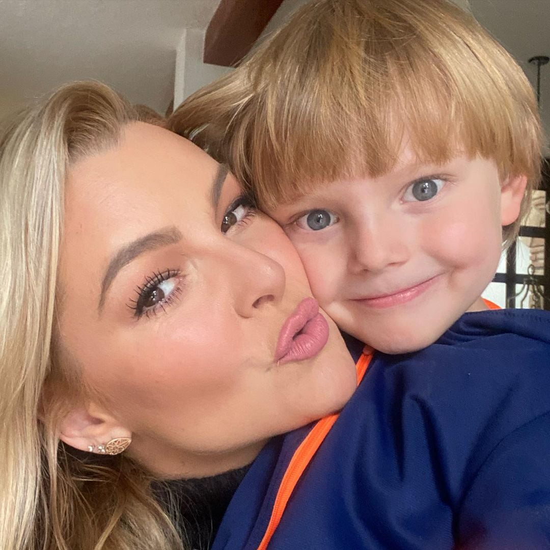 Marjorie de Sousa y su hijo Matías.