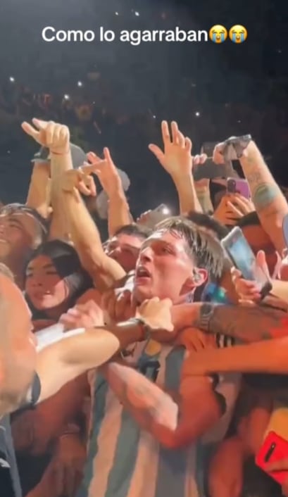 Fans casi asfixian a Peso Pluma en show en Argentina