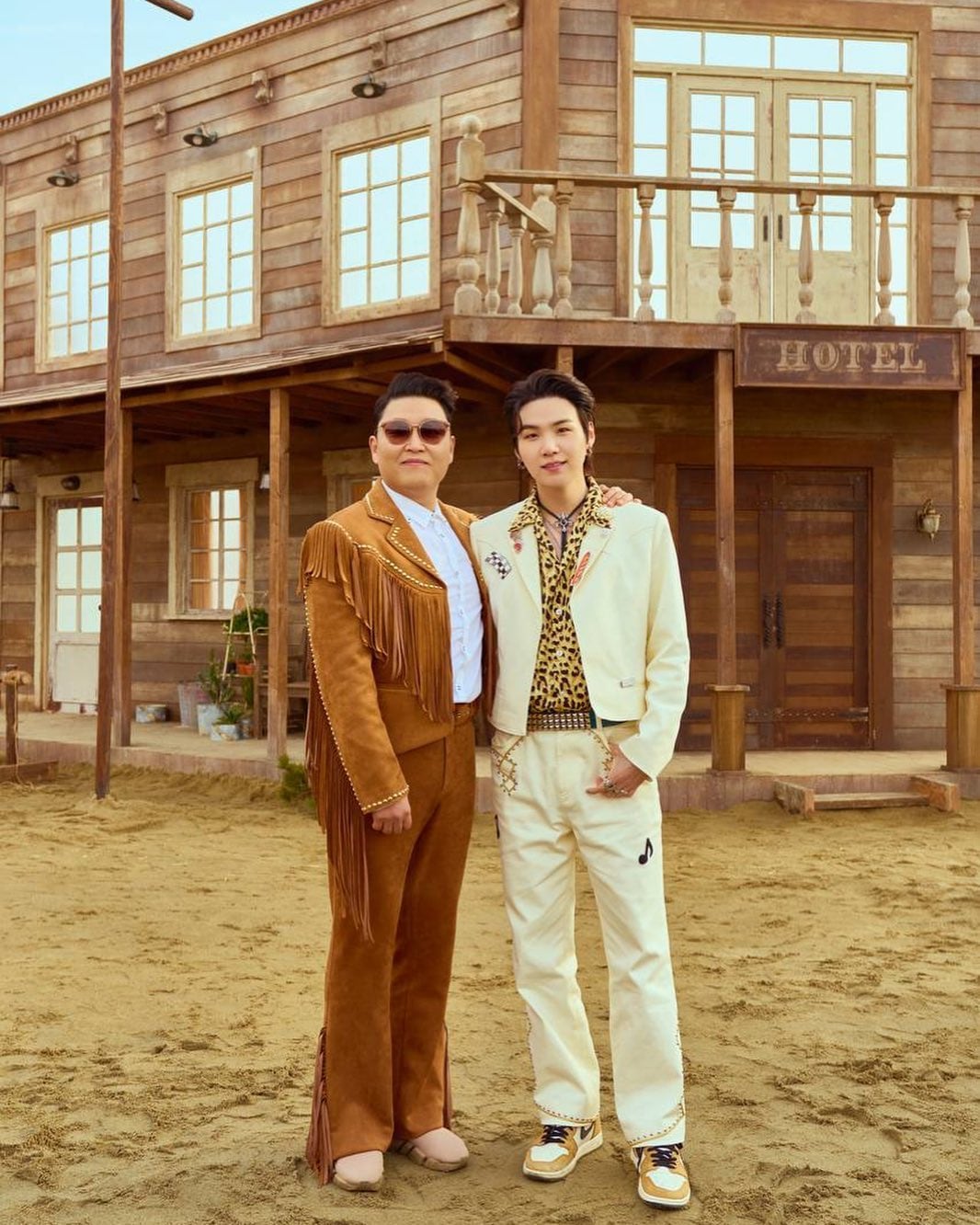 Psy y Suga en colaboración.
