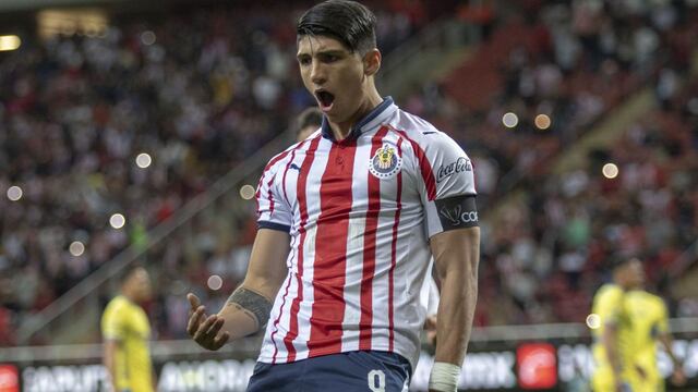 Pulido festeja gol con Chivas.