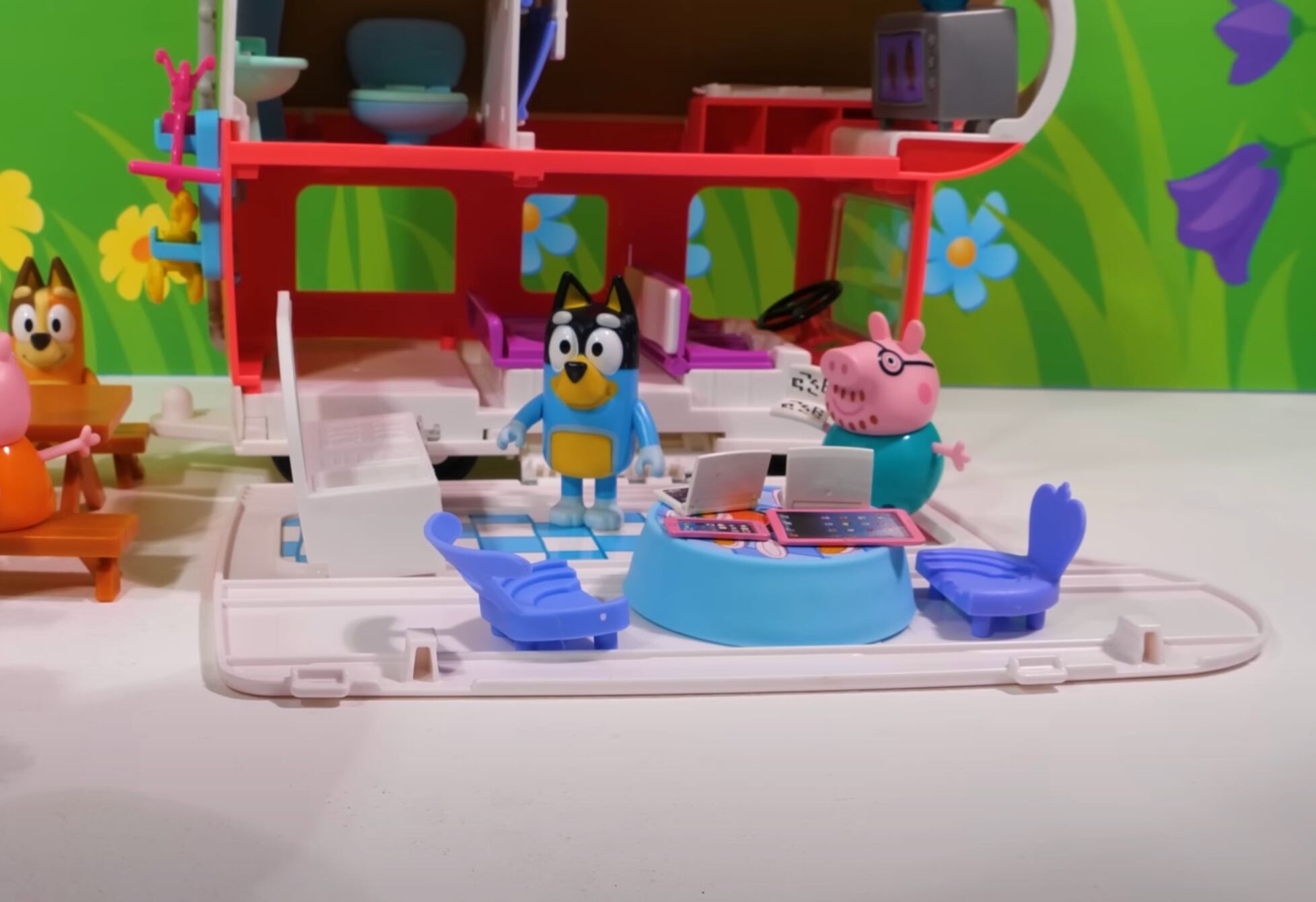 Peppa Pig y Bluey se van de camping