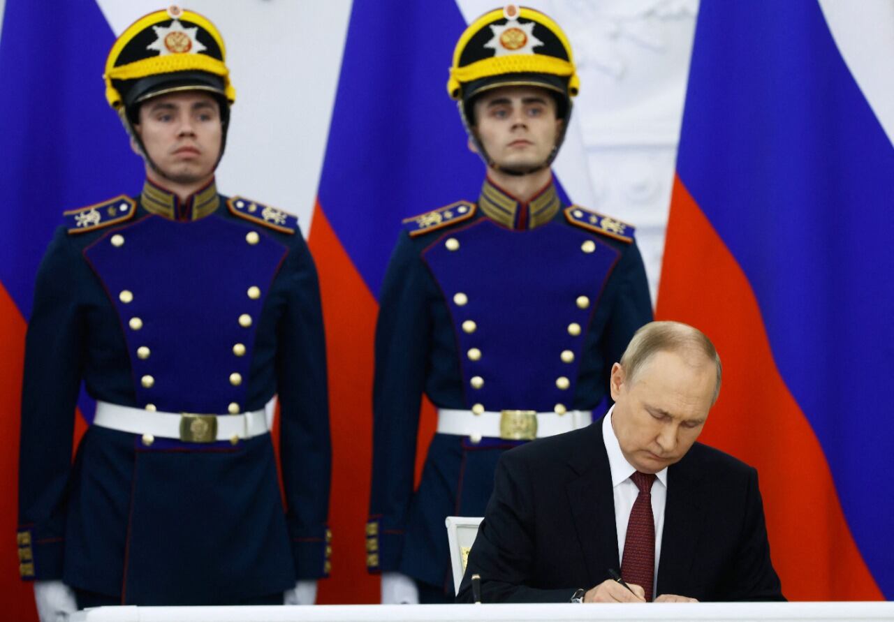 Vladimir Putin firma anexión de territorio de Ucrania
