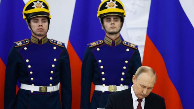 Vladimir Putin firma anexión de territorio de Ucrania