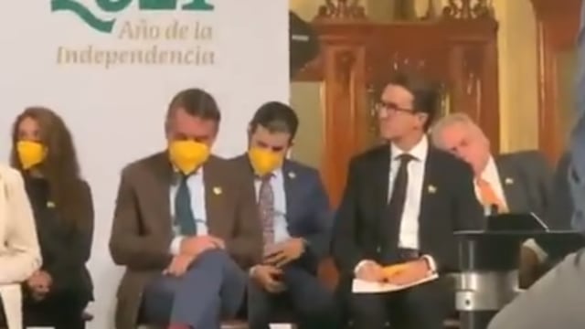 Carlos Bremer se queda dormido durante la mañanera de AMLO