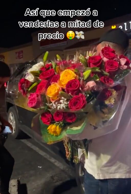 Recibe rosas de un desconocido y las vende