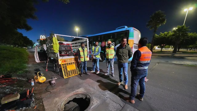 Felifer Macías supervisa colocación de tapas temporales en registros.