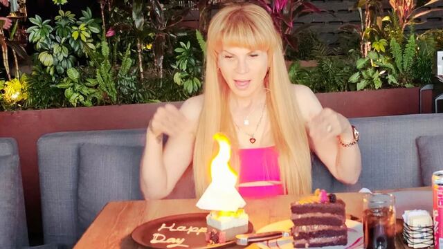 Mhoni Vidente celebra su cumpleaños con un pastel envuelto en fuego