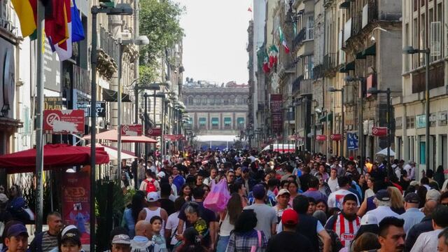 Personas asisten a las tiendas ubicadas en el Centro Histórico de la Ciudad de México para aprovechar los descuentos del Buen Fin