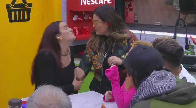 Gala Montes casi le roba un beso a Mariana Echeverría en La Casa de los Famosos México 2024