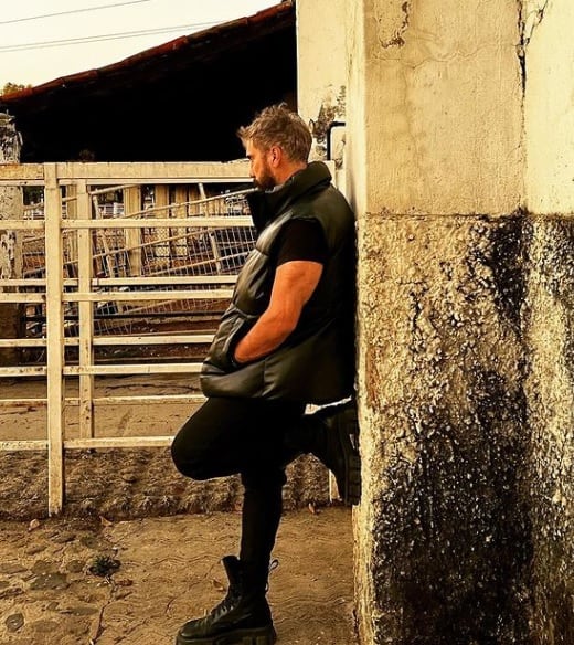 Alejandro Fernández recorre el rancho ‘Los tres Potrillos’