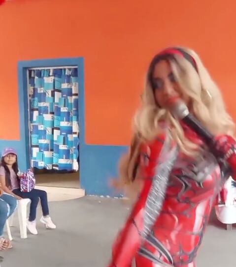 En una fiesta infantil hace enojar a una esposa celosa