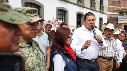 Alejandro Armenta se reúne con damnificados de la región de Tlacuilotepec tras daños