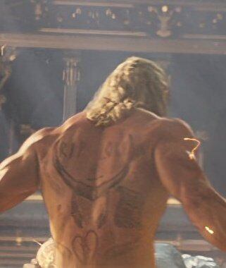 Thor tiene un nuevo tatuaje de Loki en 'Thor: Love and Thunder'