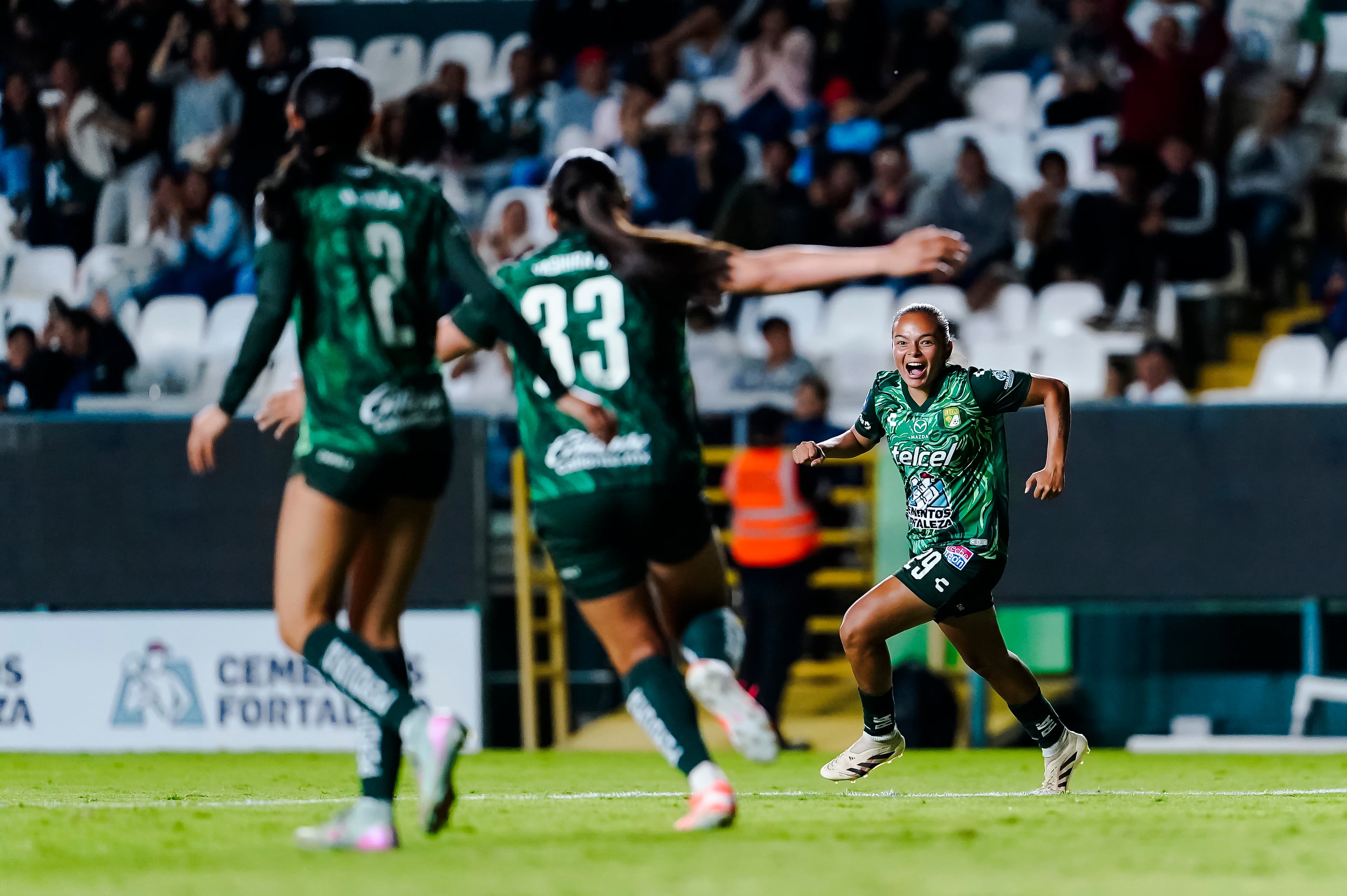 León Femenil celebra uno de los goles que anotó al Atlante