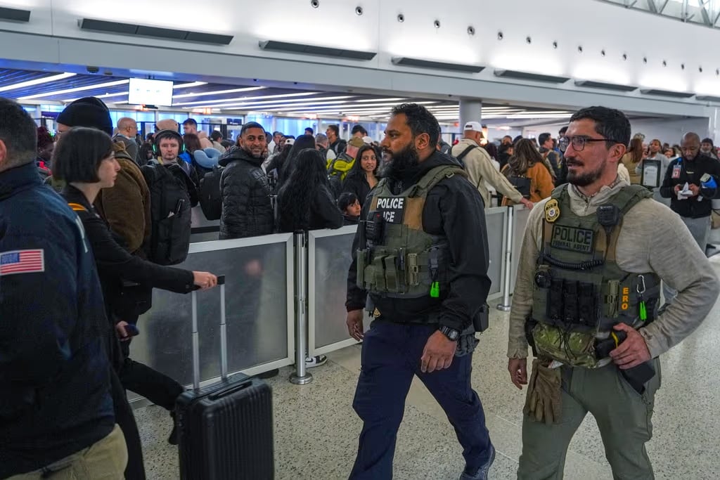 Agentes de ICE en el aeropuerto JFK