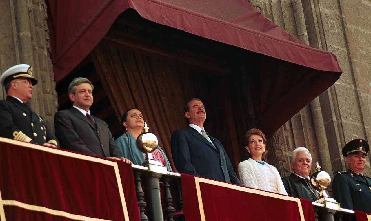 Desfile deportivo desde el balcón presidencial en noviembre de 2001.