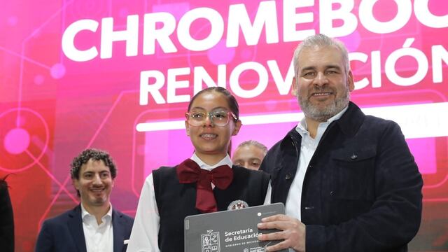Alfredo Ramírez Bedolla entregó Chromebooks equipadas con Google Education a estudiantes de Michoacán