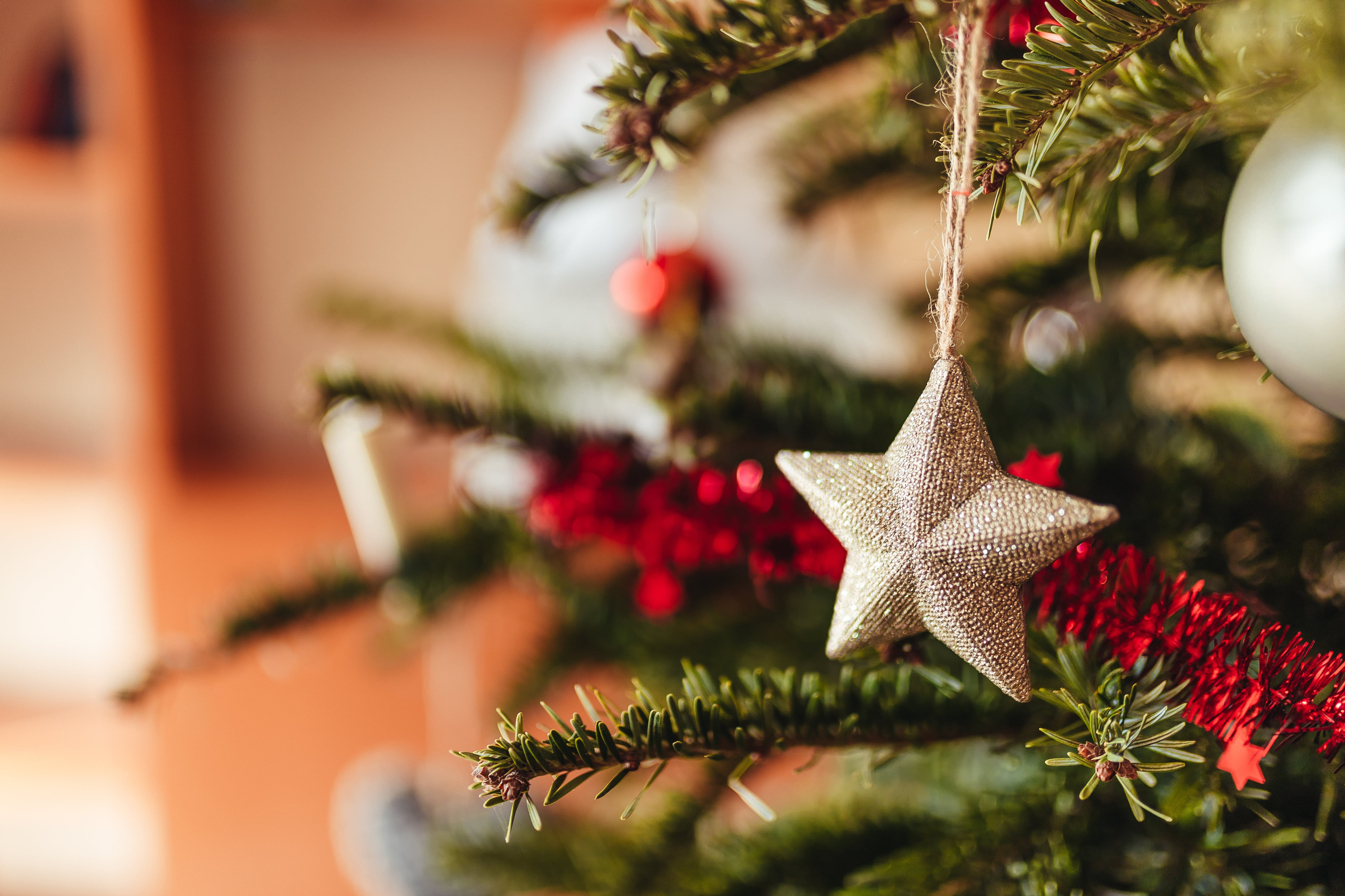 Estrella dorada colgando en un árbol de Navidad.