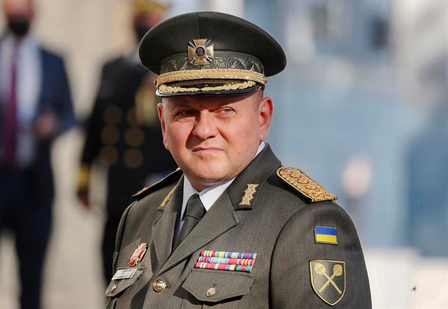 Volodímir Zelenski cesa a su jefe de fuerzas armadas, Valeri Zaluzhni en medio del conflicto con Rusia