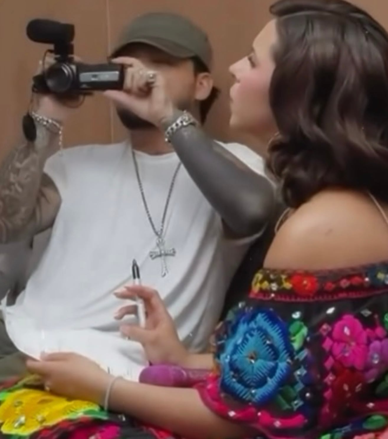 Christian Nodal se cubre varios tatuajes con un blackout