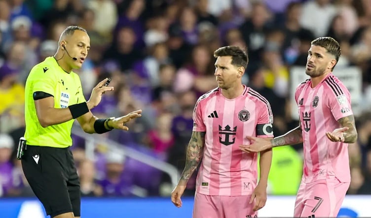 Ismail Elfath arbitrando un partido de Messi con el Inter de Miami en la MLS