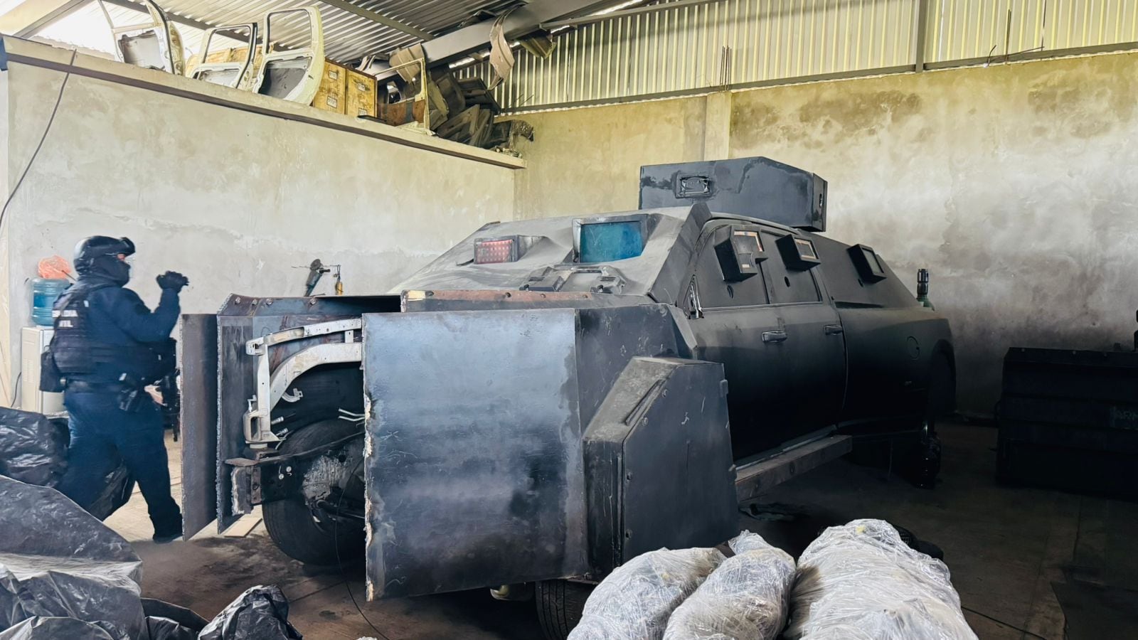 Localizan bodega para fabricar “camiones monstruo” en Coahuayana