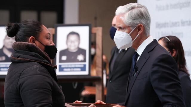 Del Mazo en ceremonia luctuosa de polícias de Coatepec