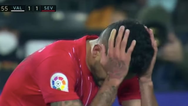 Tecatito Corona se lamenta tras fallar con el Sevilla FC
