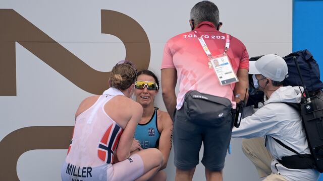 Lotte Miller consolando a Claire Michel