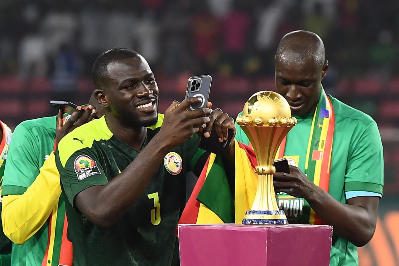 Kalidou Koulibaly, defensa del Napoli, retratando con su teléfono el trofeo de la Copa Africana de Naciones