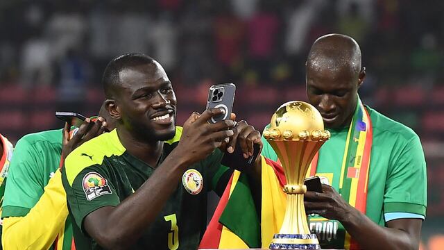 Kalidou Koulibaly, defensa del Napoli, retratando con su teléfono el trofeo de la Copa Africana de Naciones (Foto: AFP)