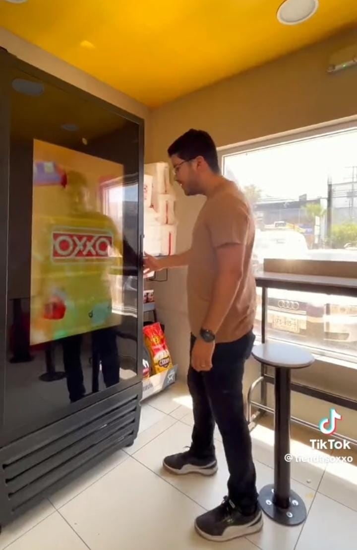 Así son los anuncios en Oxxo futurista