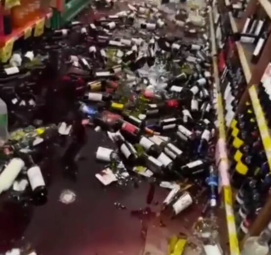 Mujer destroza botellas de vino, luego de ser despedida