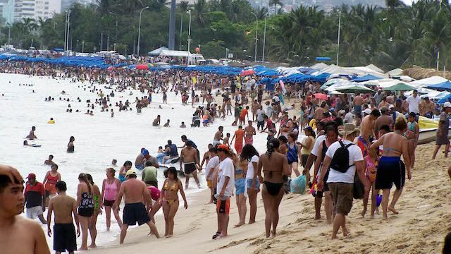 Millones de personas visitan cada año el puerto de Acapulco.