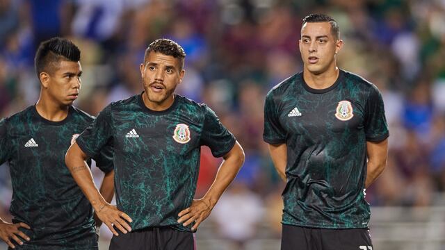 Efraín Álvarez, junto a Jona dos Santos y Rogelio Funes Mori